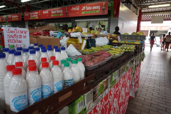 タヒチ フランス領ポリネシア 2018 観光スポット 本格的なポリネシアの生活の臭い 食べ物や職人の作品で パペーテの主な市場では — ストック写真
