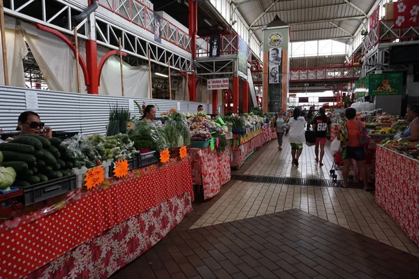 Tahiti, Fransız Polinezyası - 4 Ağustos 2018 - yerler, sesler ve kokular otantik Polinezya yaşam esnaf çalışır ve gıda ile Papeete'nın ana pazarda sunulmaktadır.