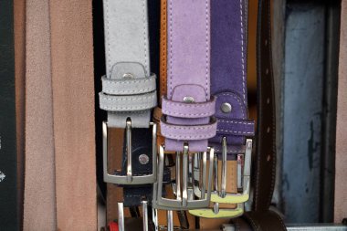 farklı renk Deri Kemer Satılık Market ekranda