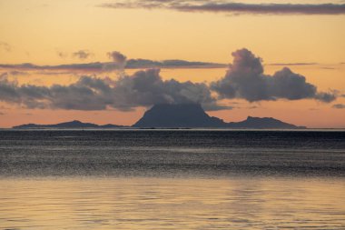 bora bora Adası harika gün batımı Fransız Polinezyası peyzaj