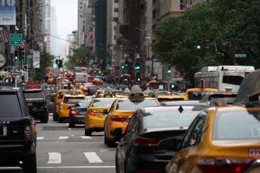 New York, ABD - 25 Mayıs 2018 - sarı Midtown Manhattan reçel trafikte kabinler ve araçların şaşırıp kalmış