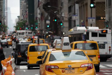 New York, ABD - 25 Mayıs 2018 - sarı Midtown Manhattan reçel trafikte kabinler ve araçların şaşırıp kalmış