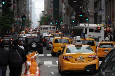 New York, ABD - 25 Mayıs 2018 - sarı Midtown Manhattan reçel trafikte kabinler ve araçların şaşırıp kalmış