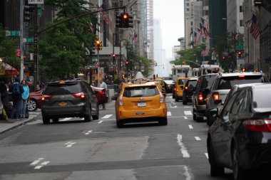 New York, ABD - 25 Mayıs 2018 - sarı Midtown Manhattan reçel trafikte kabinler ve araçların şaşırıp kalmış