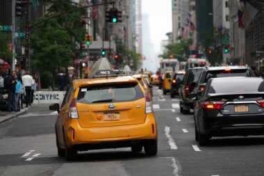New York, ABD - 25 Mayıs 2018 - sarı Midtown Manhattan reçel trafikte kabinler ve araçların şaşırıp kalmış