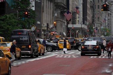 New York, ABD - 25 Mayıs 2018 - sarı Midtown Manhattan reçel trafikte kabinler ve araçların şaşırıp kalmış