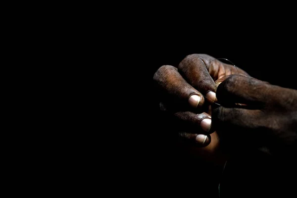 Siyah Arka Plan Üzerine Izole Misina Holding Siyah Eller — Stok fotoğraf