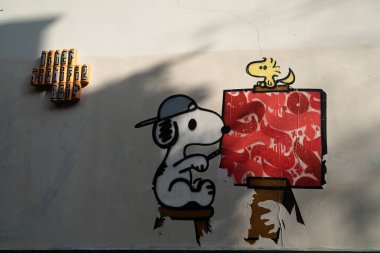 Boyama ve çizim portreler Montmartre Place du Tertre ünlü sanatçı gerileme içinde güneşli Pazar günü Paris, Fransa - 6 Ekim 2018 - sanatçı