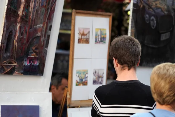 絵画とデッサン肖像画のモンマルトル テルトル有名な芸術家の隠れ家で日当たりの良い日曜日日パリ フランス 2018 アーティスト — ストック写真