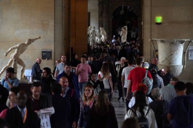 Paris, Fransa - 7 Ekim 2018 - Louvre Müzesi resim fotoğrafını çekmek turist kalabalık ve heykel ilk Pazar günü her ay giriş ücretsizdir