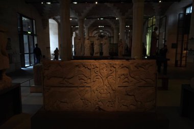 Paris, Fransa - 7 Ekim 2018 - Louvre Müzesi resim fotoğrafını çekmek turist kalabalık ve heykel ilk Pazar günü her ay giriş ücretsizdir