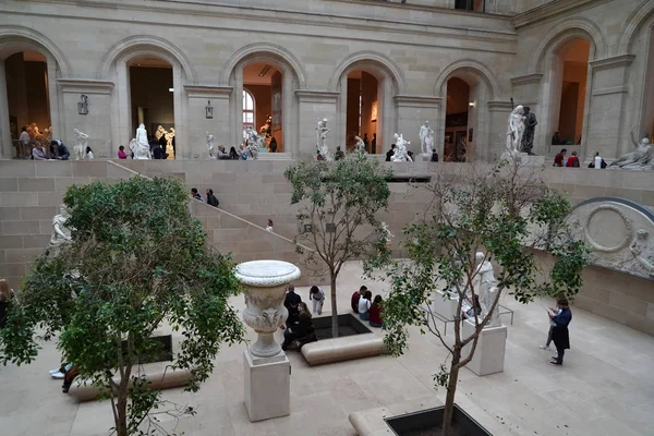 2018年10月7日 卢浮宫博物馆挤满了游客拍照的绘画和雕像在每月第一个星期日入口是免费的 — 图库照片