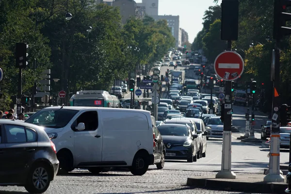 PARIS, FRANÇA - 01 De Dezembro De 2016: Carro Alemão Esperta Bonita De Uma  Empresa De Partilha De Carro Estacionado Na Frente De Uma Casa - Lente Tilt- shift Fotos, retratos, imágenes y