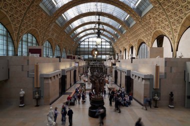 Paris, Fransa - 5 Ekim 2018 - Orsay Müzesi olan Tren İstasyonu izlenimci başyapıtlarından Monet, Manet, Degas, dahil olmak üzere dünyanın en büyük koleksiyonu ile 1900 yılında inşa Renoir, Van Gogh.