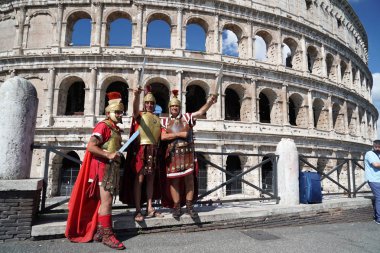 Rome, İtalya - 10 Haziran 2018 - gladyatörler, colosseo smartphone ile fotoğraf ve selfies çekimi turistler için hazır