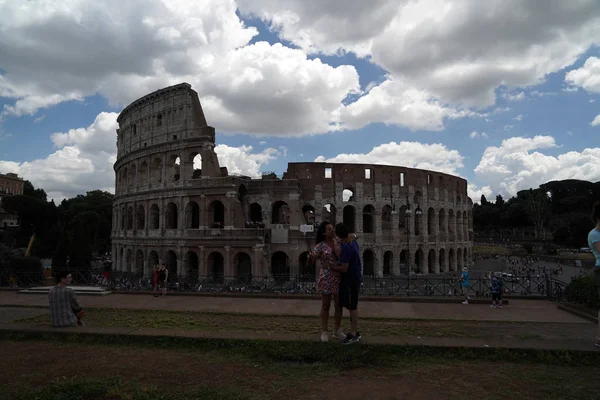 Рим Италия Июня 2018 Туристы Фотографируют Селфи Колизее Смартфоном — стоковое фото