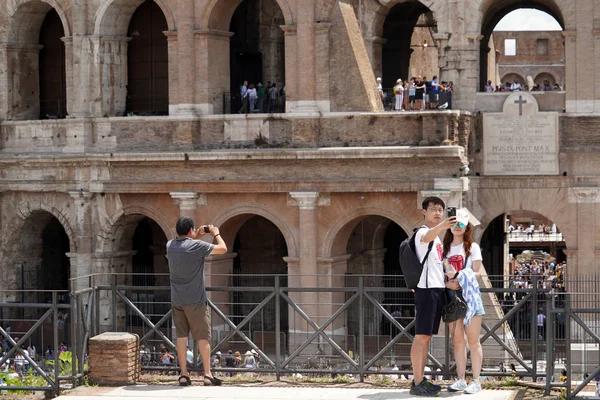 ROME, ITALY - JUNE 10 2018 -  Tourists taking pictures and selfies at colosseo — Stock Photo, Image