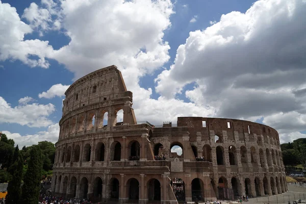 ROME, ITALIE - 10 JUIN 2018 - Touristes prenant des photos et selfies à colosseo — Photo