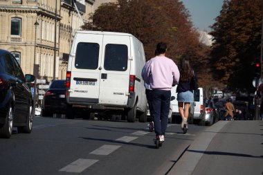Paris, Fransa - 5 Ekim 2018 - insanlar Paris Caddesi önlemek için scooter kullanarak trafik sıkışıklığı şehir boyunca kalabalık