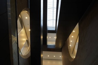 Paris, Fransa - 7 Ekim 2018 - Louvre Müzesi resim fotoğrafını çekmek turist kalabalık ve heykel ilk Pazar günü her ay giriş ücretsizdir