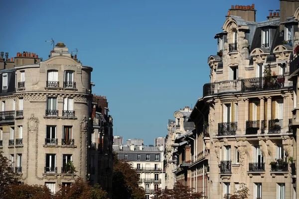 パリの屋根の煙突とシティビューの風景 — ストック写真