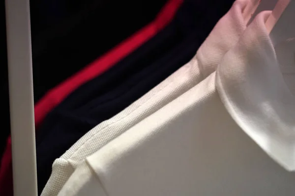 Poloshirt Verschiedenen Farben Auf Dem Auslagenständer — Stockfoto