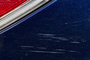 araba vücut metal mavi çizikler detay