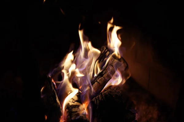 火焰在黑色背景在壁炉 — 图库照片