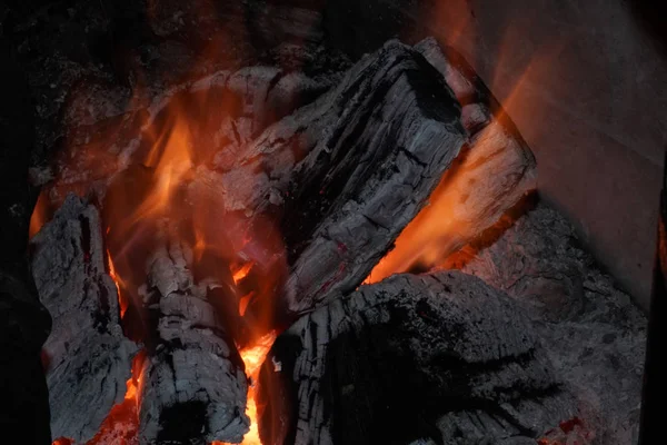 Flammes Sur Fond Noir Dans Cheminée — Photo