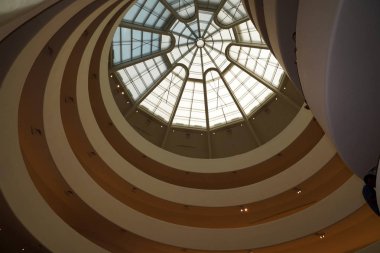 New York, ABD - 25 Mayıs 2018 - Guggheneim Müzesi insanlar ve sanatçı sanatçılar tam