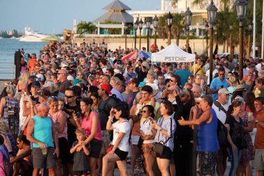 Key West, ABD - 5 Kasım 2018 - kasaba dolusu turist güzel günbatımı göstermek için