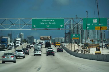 Miami, Usa - 5 Kasım 2018 - Miami Florida Karayolları birçok otomobil transit ile her gün sıkışık.