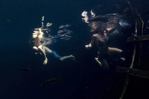 Krásné Nohy Bílé Mladá Dívka Žena Pod Vodou Cenotech Jezero — Stock fotografie
