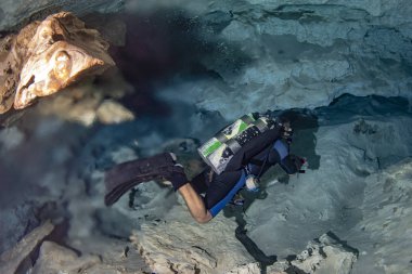 yüzgeçleri Meksika cenotes mağara dalış sırasında tuz ve taze su karıştırma iken halocline etkisi