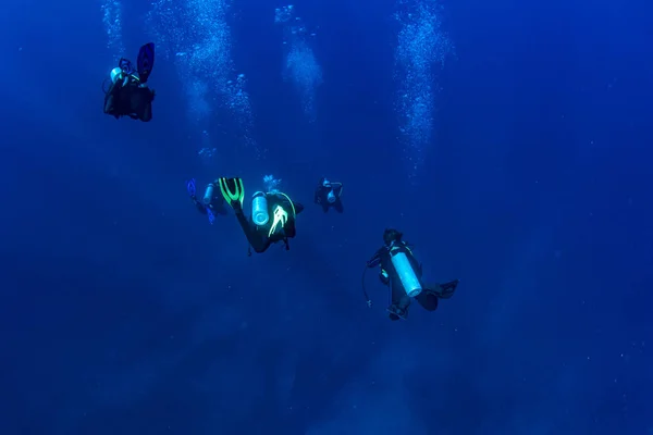Scuba Nurek Pod Wodą Otchłani Oceanu Blye Głębokie Morze — Zdjęcie stockowe