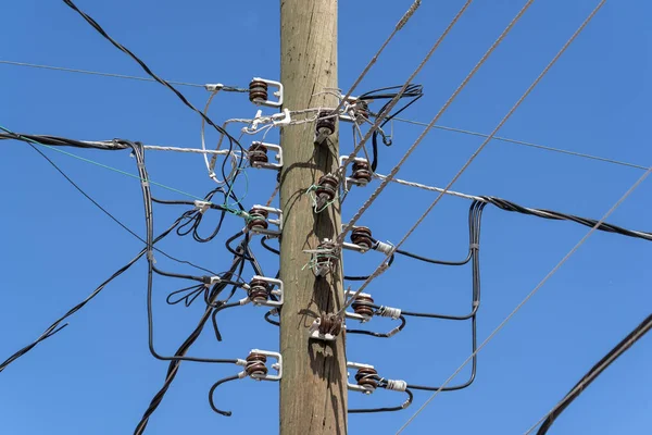 Cavi Elettrici Groviglio Sul Vecchio Palo Legno — Foto Stock