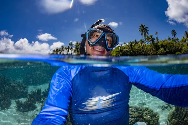 Snorkeling Nei Giardini Corallo Della Laguna Acqua Turchese Della Polinesia — Foto Stock