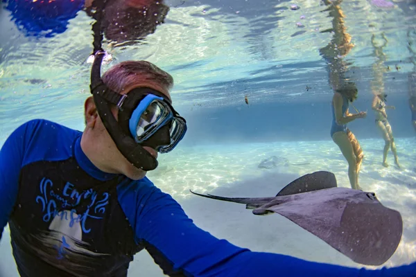 Snorkeling Lagoa Água Turquesa Polinésia Francesa Com Arraia — Fotografia de Stock