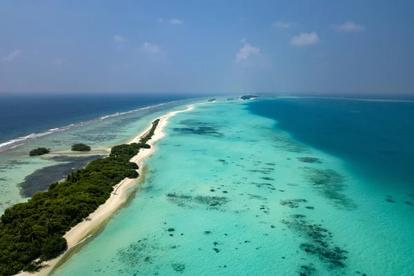 モルディブ青緑色の水空撮パノラマ風景 — ストック写真