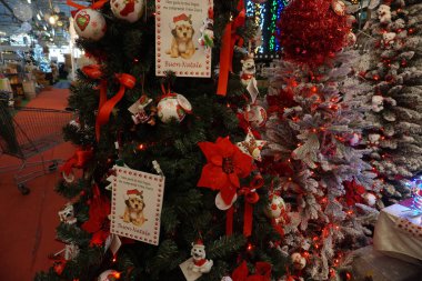 Xmas ağacı süs eşyaları ve dekorasyonlar, geleneksel semt pazarı