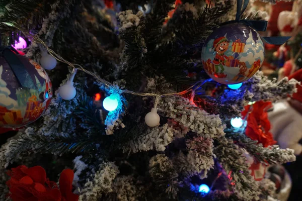 クリスマス ツリーの装飾品や伝統的なマーケットでの装飾 — ストック写真
