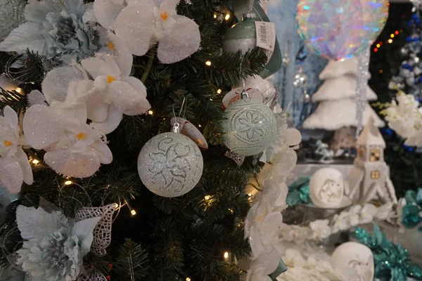 Décorations d'arbre de Noël au marché de rue — Photo