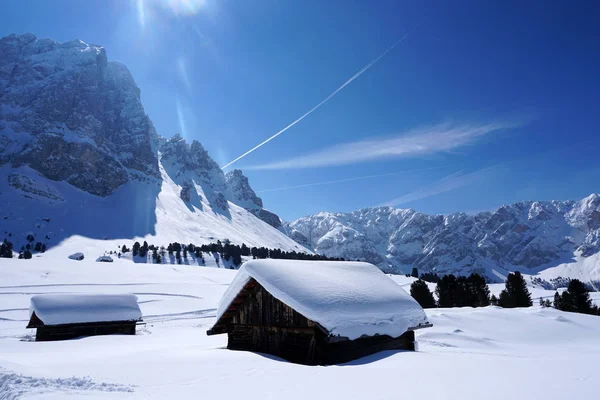 Kar Ile Kaplı Izole Ahşap Dağ Evi Kabin Hut — Stok fotoğraf