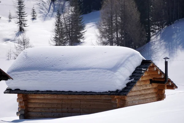 Abgelegene Holz Berghütte Mit Schnee Bedeckt — Stockfoto