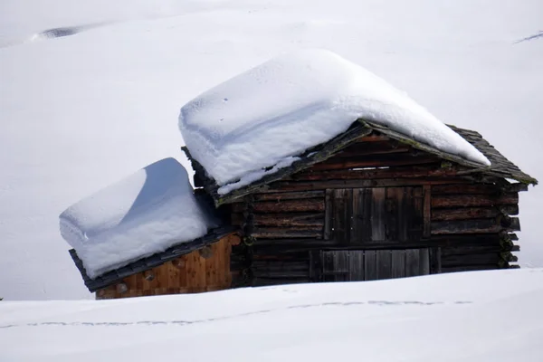 Cabane Isolée Bois Montagne Couverte Neige — Photo