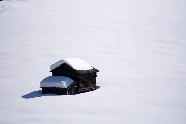 Abgelegene Holz Berghütte Mit Schnee Bedeckt — Stockfoto