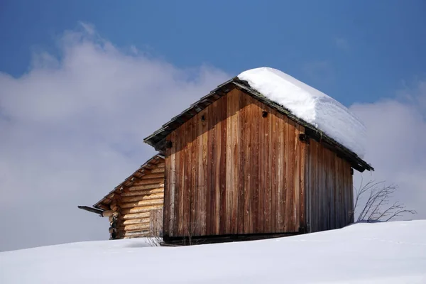 Abgelegene Holz Berghütte Mit Schnee Bedeckt — Stockfoto