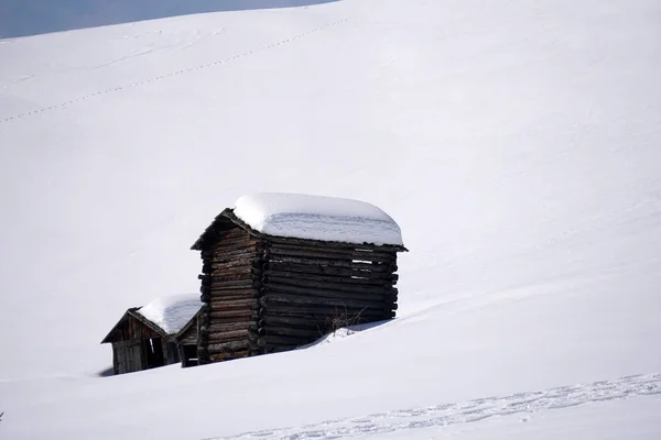 Изолированная Деревянная Хижина Горного Дома Покрытая Снегом — стоковое фото