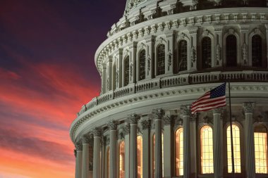 Washington dc capitol gece dramatik kırmızı günbatımı arka plan üzerinde