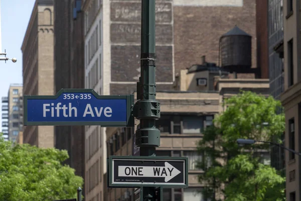 5Th Avenue Sign New York City One Way — стоковое фото